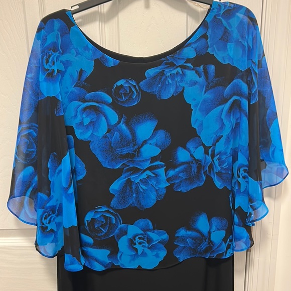 connected apparel Dresses & Skirts - BEAUTIFUL BLUE ROSES DRESS 18W NWOT